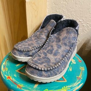 Hey Dude fuzzy lined.